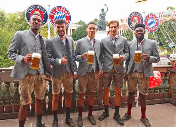 Sport Themen der Woche KW37 Sport Bilder des Tages 18.09.2022, Fussball 1. Bundesliga 2022 2023, FC Bayern München Spieler besuchen das Oktoberfest beim Biersponsor am Käferzelt. (Poolfoto) v.li: Ryan Gravenberch (FC Bayern München), Noussair Mazraoui (FC Bayern München), Jamal Musiala (FC Bayern München), Leon Goretzka (FC Bayern München), Alphonso Davies (FC Bayern München) *** 18 09 2022, Football 1 Bundesliga 2022 2023, FC Bayern Munich players visit the Oktoberfest at the beer sponsor at the Käferzelt pool photo from left Ryan Gravenberch FC Bayern Munich , Noussair Mazraoui FC Bayern Munich , Jamal Musiala FC Bayern Munich , Leon Goretzka FC Bayern Munich , Alphonso Davies FC Bayern Munich