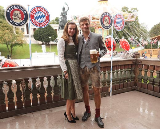 18.09.2022, Fussball 1. Bundesliga 2022 2023, FC Bayern München Spieler besuchen das Oktoberfest beim Biersponsor am Käferzelt. (Poolfoto) Thomas Müller (FC Bayern München) mit Frau Lisa. *** 18 09 2022, Football 1 Bundesliga 2022 2023, FC Bayern Munich players visit Oktoberfest at beer sponsor at Käferzelt pool photo Thomas Müller FC Bayern Munich with wife Lisa