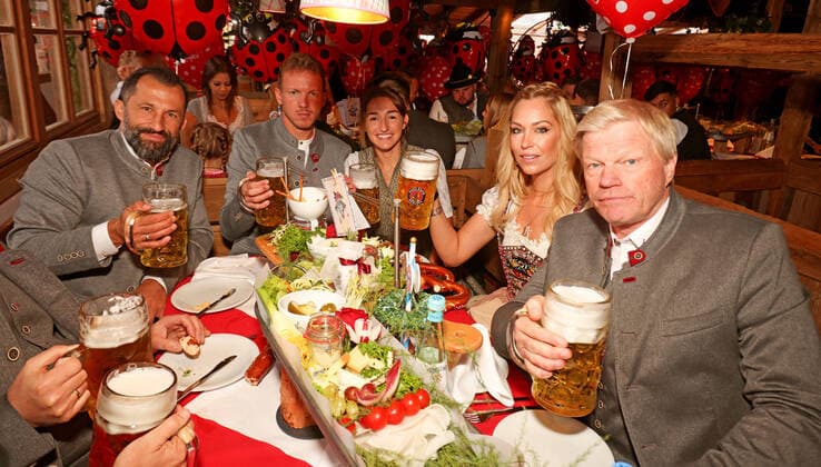 Bilder des Jahres 2022, Sport 09 September Sport Themen der Woche KW37 Sport Bilder des Tages 18.09.2022, Fussball 1. Bundesliga 2022 2023, FC Bayern München Spieler besuchen das Oktoberfest beim Biersponsor am Käferzelt. (Poolfoto), v.li: Sportdirektor Hasan Salihamidzic (Bayern München), Trainer Julian Nagelsmann (FC Bayern München) mit seiner Lebensgefährtin Lena Wurzenberger, Svenja Kahn, Ehefrau Vorstandsmitglied Oliver Kahn (re, Bayern München) *** 18 09 2022, Football 1 Bundesliga 2022 2023, FC Bayern Munich players visit the Oktoberfest at the beer sponsor at the Käferzelt pool photo , from left sports director Hasan Salihamidzic Bayern Munich , coach Julian Nagelsmann FC Bayern Munich with his partner Lena Wurzenberger, Svenja Kahn, wife member of the board Oliver Kahn right, Bayern Munich