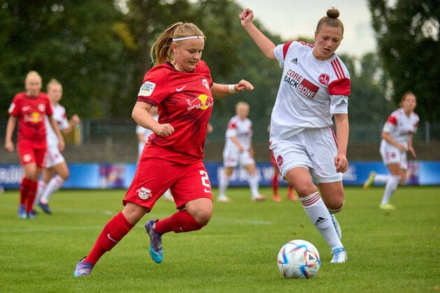 18.09.2022, GER, Frauenfußball, 2. BL, 2022 2023, RB Leipzig - 1. FC Nürnberg Vanessa Fudalla (21, RB Leipzig), Jessica May (6, FC Nürnberg), im Zweikampf um Ball, Freisteller, Aktion Markranstädt Stadion am Bad Sachsen Deutschland