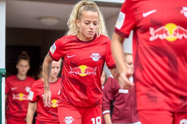 18.09.2022, GER, Frauenfußball, 2. BL, 2022 2023, RB Leipzig - 1. FC Nürnberg Jenny Hipp (19, RB Leipzig), beim Einlauf der Mannschaften Markranstädt Stadion am Bad Sachsen Deutschland