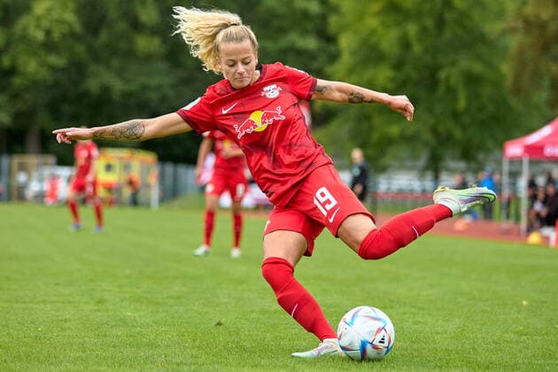 18.09.2022, GER, Frauenfußball, 2. BL, 2022 2023, RB Leipzig - 1. FC Nürnberg Jenny Hipp (19, RB Leipzig), Freisteller, Aktion, holt zum Schuss aus Markranstädt Stadion am Bad Sachsen Deutschland