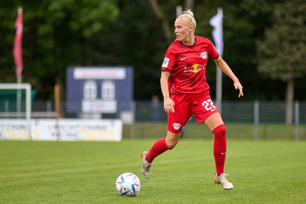 18.09.2022, GER, Frauenfußball, 2. BL, 2022 2023, RB Leipzig - 1. FC Nürnberg Christina Beck (22, RB Leipzig), Freisteller, Aktion, mit Ball Markranstädt Stadion am Bad Sachsen Deutschland