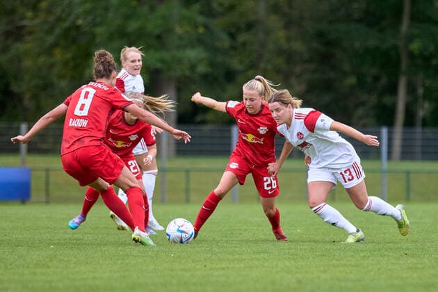 18.09.2022, GER, Frauenfußball, 2. BL, 2022 2023, RB Leipzig - 1. FC Nürnberg Luca Graf (26, RB Leipzig), Lara Felix (13, FC Nürnberg), Freisteller, Aktion, Zweikampf um Ball Markranstädt Stadion am Bad Sachsen Deutschland