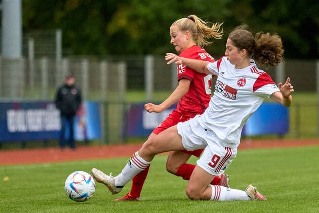 18.09.2022, GER, Frauenfußball, 2. BL, 2022 2023, RB Leipzig - 1. FC Nürnberg Luca Graf (26, RB Leipzig), Emma Kusch (9, FC Nürnberg), Aktion, Zweikampf um Ball Markranstädt Stadion am Bad Sachsen Deutschland