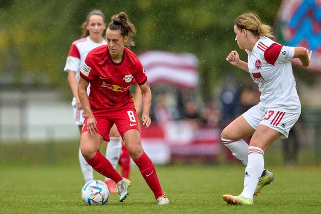 18.09.2022, GER, Frauenfußball, 2. BL, 2022 2023, RB Leipzig - 1. FC Nürnberg Gianna Rackow (8, RB Leipzig), Freisteller, Aktion, mit Ball Markranstädt Stadion am Bad Sachsen Deutschland