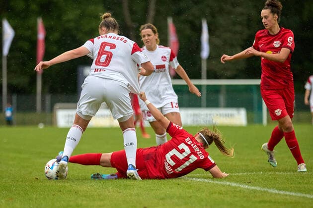 18.09.2022, GER, Frauenfußball, 2. BL, 2022 2023, RB Leipzig - 1. FC Nürnberg Jessica May (6, FC Nürnberg, li.), Vanessa Fudalla (21, RB Leipzig), Aktion, Zweikampf um Ball Markranstädt Stadion am Bad Sachsen Deutschland