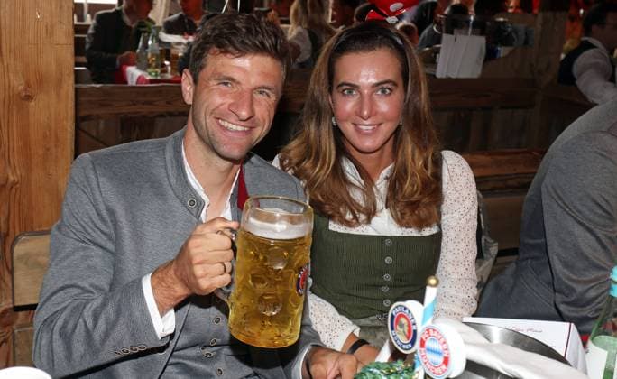 Thomas MUELLER (MÜLLER,Bayern Muenchen) mit Ehefrau Lisa in bayerischer Tracht und Mass Bier. Fussball FC Bayern Muenchen, traditioneller Oktoberfestbesuch in der Kaefer Schaenke am 18.09.2022 in Muenchen Deutschland.