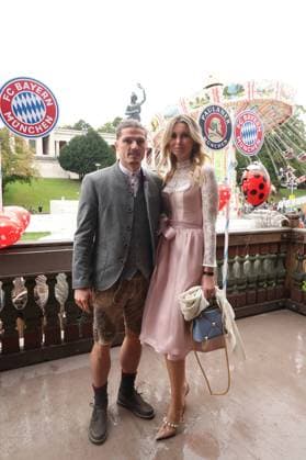 Marcel SABITZER (Bayern Muenchen) mit Freundin Katja KUEHNE in bayerischer Tracht. Fussball FC Bayern Muenchen, traditioneller Oktoberfestbesuch in der Kaefer Schaenke am 18.09.2022 in Muenchen Deutschland.