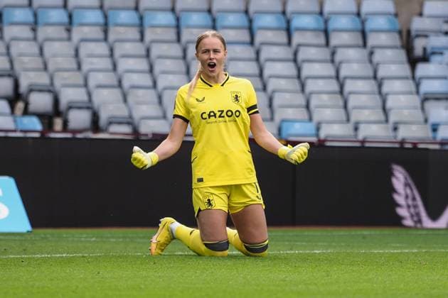 Birmingham, England, September 18th 2022: Goalkeeper Hannah Hampton (1 Aston Villa) celebrates at the final whistle of the Barclays FA Womens Super League game between Aston Villa and Manchester City at Villa Park in Birmingham, England (Natalie Mincher SPP) Copyright: xNataliexMincher SPPx spp-en-NaMi-IMG_9019