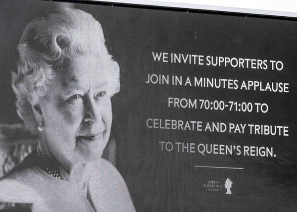 Bilder des Jahres 2022, Sport 09 September Sport Themen der Woche KW37 Sport Bilder des Tages 18th September 2022; Gtech Community Stadium, Brentford, London, England; Premier League football, Brentford versus Arsenal: Tributes to Her Majesty Queen Elizabeth II displayed on the score board during the 2nd half  ActionPlus12427732 JohnxPatrickxFletcher