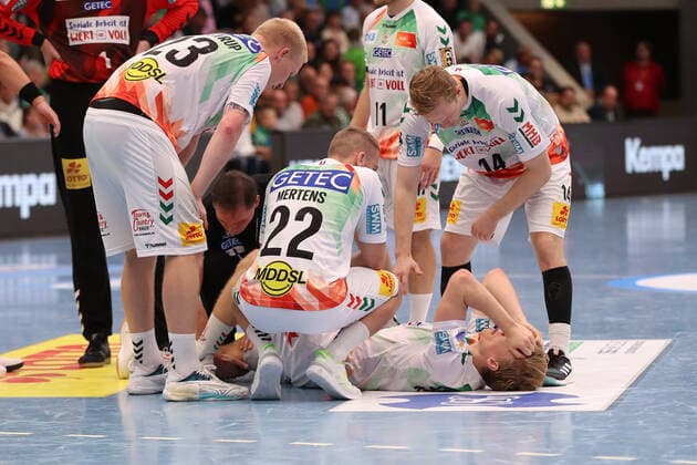 Sport Themen der Woche KW37 18.09.2022, xgox, Handball - Liqui Moly HBL, Frisch Auf! Goeppingen - SC Magdeburg emspor, v.l. Gisli Thorgeir Kristjansson (Magdeburg, 10) verletzt sich waehrend des Spiels am Knie Goeppingen *** 18 09 2022, xgox, handball Liqui Moly HBL, Frisch Auf Goeppingen SC Magdeburg emspor, v l Gisli Thorgeir Kristjansson Magdeburg, 10 injures knee Goeppingen during match