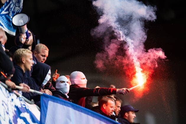 Sport Themen der Woche KW37 Sport Bilder des Tages 220918 Malmö FFs supportrar med bengaliska eldar under fotbollsmatchen i Allsvenskan mellan Helsingborg och Malmö FF den 18 september 2022 i Helsingborg. *** 220918 Malmö FFs supporters with flares during the football match in the Allsvenskan between Helsingborg and Malmö FF on September 18, 2022 in Helsingborg,  Copyright: AVDOxBILKANOVIC BB220918AB023