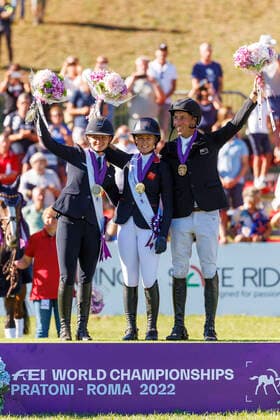 PRATONI - FEI Eventing World Championship, WM, Weltmeisterschaft 2022, PRATONI - FEI Eventing World Championship 2022 KRAJEWSKI Julia (GER), INGHAM Yasmin (GBR), PRICE Tim (NZL) Siegerehrung Prize giving ceremony Einzelweltmeister Individual Champion, Teilprüfung Finale Springen Final Jumping Pratoni de Vivaro, Centro Equestre Federale 18. September 2022 - *** PRATONI FEI Eventing World Championship 2022, PRATONI FEI Eventing World Championship 2022 KRAJEWSKI Julia GER , INGHAM Yasmin GBR , PRICE Tim NZL Award Ceremony Prize giving ceremony Individual World Champion, Partial Final Jumping Final Jumping Pratoni de Vivaro, Centro Equestre Federale 18 September 2022