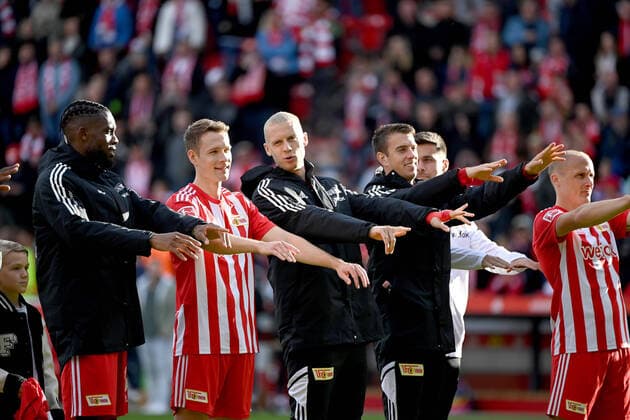 Fussball, Herren, Saison 2022 2023, 1. Bundesliga (7. Spieltag), 1. FC Union Berlin - VfL Wolfsburg, Union bei den Fans, Jubel nach dem Abpfiff, v. l. Jordan Siebatcheu (1. FC Union Berlin), Paul Jaeckel (1. FC Union Berlin), Timo Baumgartl (1. FC Union Berlin), Janik Haberer (1. FC Union Berlin), Sven Michel (1. FC Union), 18.09. 2022, *** Football, men, season 2022 2023, 1 Bundesliga 7 matchday , 1 FC Union Berlin VfL Wolfsburg, Union with the fans, cheering after the final whistle, f l Jordan Siebatcheu 1 FC Union Berlin , Paul Jaeckel 1 FC Union Berlin , Timo Baumgartl 1 FC Union Berlin , Janik Haberer 1 FC Union Berlin , Sven Michel 1 FC Union , 18 09 2022, Copyright: xMatthiasxKochx