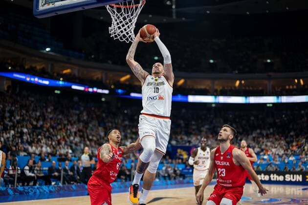 Basketball Berlin 18.09.2022 Eurobasket 2022 Spiel um Platz 3 Bronzemedaillenspiel Deutschland (GER) - Polen (POL) Daniel Theis (Deutschland, No.10) Michal Michalak (Polen, No.23) A.J. Slaughter (Polen, No.06) Anthony
