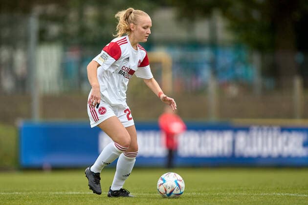 18.09.2022, GER, Frauenfußball, 2. BL, 2022 2023, RB Leipzig - 1. FC Nürnberg Lilly Jansen (2, FC Nürnberg), Freisteller, Aktion, mit Ball Markranstädt Stadion am Bad Sachsen Deutschland