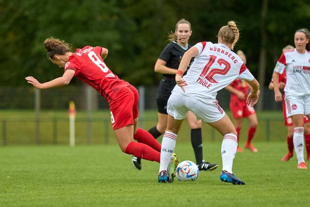 18.09.2022, GER, Frauenfußball, 2. BL, 2022 2023, RB Leipzig - 1. FC Nürnberg Gianna Rackow (8, RB Leipzig, li.), gefoult von Amelie Thöle (12, FC Nürnberg), Aktion, mit Ball Markranstädt Stadion am Bad Sachsen Deutschland