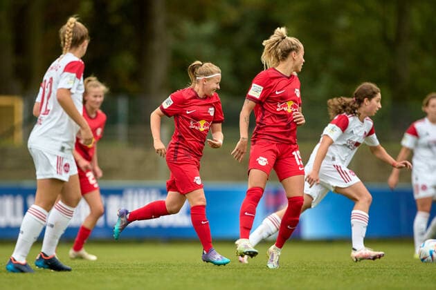 18.09.2022, GER, Frauenfußball, 2. BL, 2022 2023, RB Leipzig - 1. FC Nürnberg Vanessa Fudalla (21, RB Leipzig), Freisteller, umgeben von diversen Mit- und Gegenspielerinnen Markranstädt Stadion am Bad Sachsen Deutschland