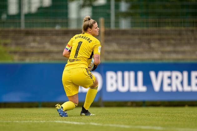 18.09.2022, GER, Frauenfußball, 2. BL, 2022 2023, RB Leipzig - 1. FC Nürnberg Lea Paulick (1, FC Nürnberg), Freisteller, sichert Ball Markranstädt Stadion am Bad Sachsen Deutschland