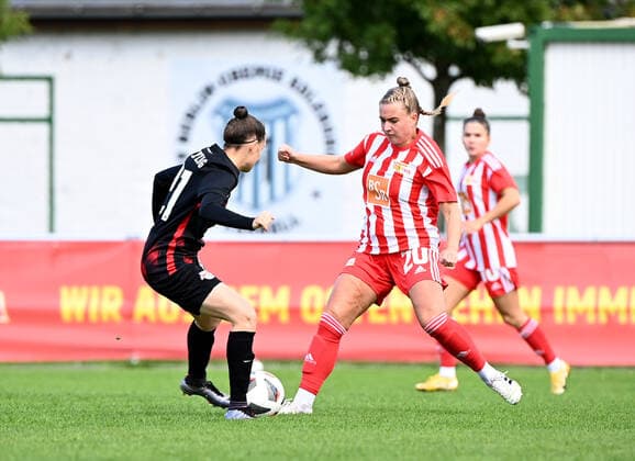 Fußball, Frauen, RL Nordost, 1. FC Union Berlin - RB Leipzig II Fussball, Frauen, Regionalliga Norost, Saison 2022 2023 (4. Spieltag), 1. FC Union Berlin - RB Leipzig II, v. l. Natalie Grenz (RB II), Elisa Schindler (1. Frauen 1. FC Union), 18.09. 2022, Copyright: xMatthiasxKochx