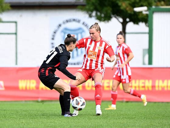 Fussball, Frauen, Regionalliga Norost, Saison 2022 2023 (4. Spieltag), 1. FC Union Berlin - RB Leipzig II, v. l. Natalie Grenz (RB II), Elisa Schindler (1. Frauen 1. FC Union), 18.09. 2022, Copyright: xMatthiasxKochx