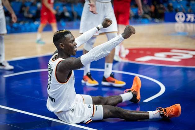 Sport Themen der Woche KW37 Basketball Berlin 18.09.2022 Eurobasket 2022 Spiel um Platz 3 Bronzemedaillenspiel Deutschland (GER) - Polen (POL) deutschland gewinnt die Bronze Medaille 3. Platz Dennis Schröder Schroeder (Deutschland, No.17) Schröder Schroder *** Basketball Berlin 18 09 2022 Eurobasket 2022 match for 3rd place bronze medal match Germany GER Poland POL germany wins bronze medal 3 place Dennis Schröder Schroeder Germany, No 17 Schröder Schroder