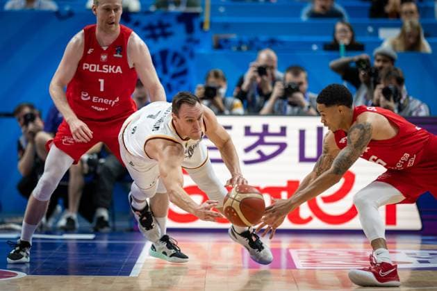 Basketball Berlin 18.09.2022 Eurobasket 2022 Spiel um Platz 3 Bronzemedaillenspiel Deutschland (GER) - Polen (POL) deutschland gewinnt die Bronze Medaille 3. Platz Johannes Voigtmann (Deutschland, No.07) A.J. Slaughter (Polen, No.06) Anthony re.