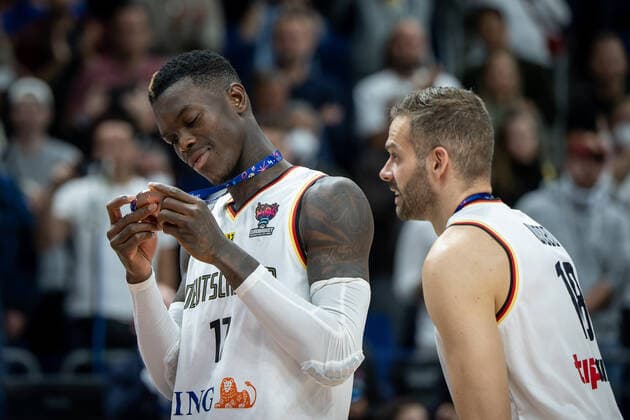 Sport Bilder des Tages Basketball Berlin 18.09.2022 Eurobasket 2022 Spiel um Platz 3 Bronzemedaillenspiel Deutschland (GER) - Polen (POL) deutschland gewinnt die Bronze Medaille 3. Platz Dennis Schröder Schroeder (Deutschland, No.17) Schröder Schroder mit Medaille
