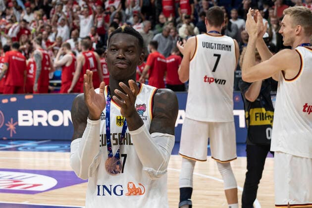 Dennis Schröder klatscht nach dem Sieg um den 3.Platz im Spiel um Platz 3 der FIBA Basketball Europameisterschaft 2022, 18SEP22, GER, Berlin, FIBA Basketball-Europameisterschaft 2022, 18SEP22, Berlin Copyright: xEibner-Pressefoto TinoxHenschelx EP_THL