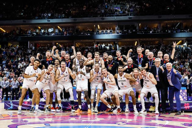 EuroBasket, Basketball EM, Spiel um Platz 3, Deutschland - Polen Berlin, 18.09.2022 KOSZYKOWKA KADRA REPREZENTACJA POLSKI MECZ Niemcy - Polska POLISH national team, Nationalteam BASKETBALL POLAND GAME GERMANY - POLAND NZ radosc celebration cieszynka , brazowy medal bronze medal , team druzyna , koszykarze players , Maodo Lo , Niels Giffey , Nick Weiler-Babb , Johannes Voigtmann , Franz Wagner , Daniel Theis , Dennis Schroder , Jonas Wohlfarth-Bottermann , Justus Hollatz , Johannes Thiemann , Andreas Obst , Christian Sengfelder , trener Gordie Herbert coach , trener Alan Ibrahimagic coach , trener Klaus Perwas coach , FOT. WOJCIECH FIGURSKI 058sport.pl NEWSPIX.PL --- Newspix.pl  20220918_106_FIG1914
