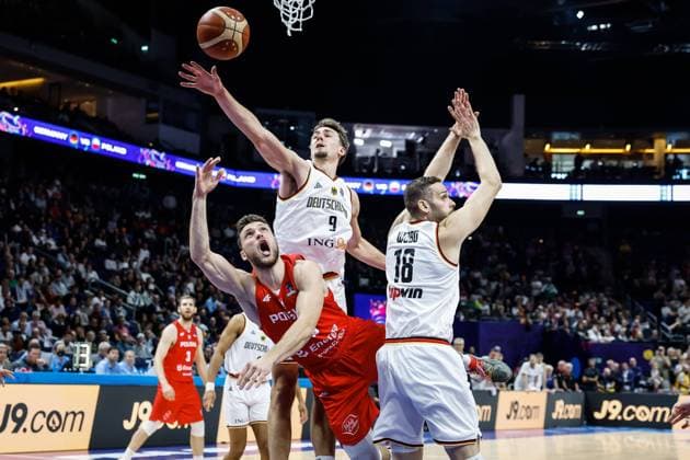 EuroBasket, Basketball EM, Spiel um Platz 3, Deutschland - Polen Berlin, 18.09.2022 KOSZYKOWKA KADRA REPREZENTACJA POLSKI MECZ Niemcy - Polska POLISH national team, Nationalteam BASKETBALL POLAND GAME GERMANY - POLAND NZ Michal Michalak , Nick Weiler-Babb , Franz Wagner , FOT. WOJCIECH FIGURSKI 058sport.pl NEWSPIX.PL --- Newspix.pl  20220918_045_FIG7279