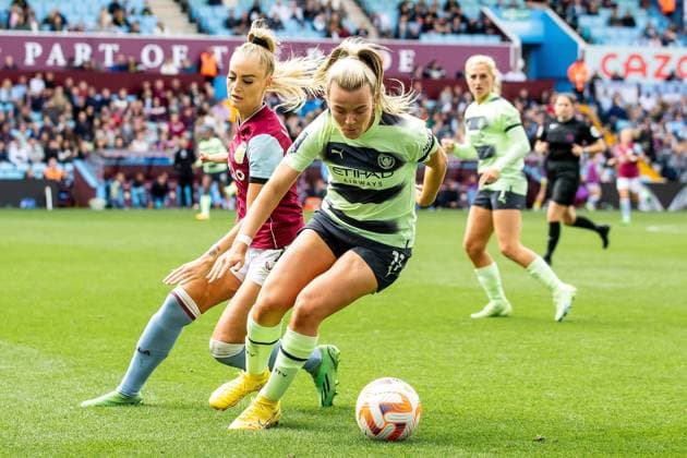 Aston Villa Women v Manchester City Women FA Women s Super League 18 09 2022. Lauren Hemp of Manchester City Women (11) battles for possession with Alisha Lehmann of Aston Villa Women (7) during the FA Women s Super League match between Aston Villa Women and Manchester City Women at Villa Park, Birmingham, England on 18 September 2022. Birmingham Villa Park West Midlands England Editorial use only DataCo restrictions apply See www.football-dataco.com , Copyright: xManjitxNarotrax PSI-16008-0074