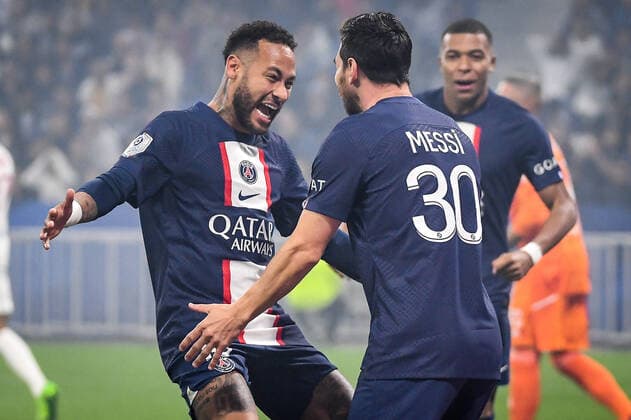 Sport Themen der Woche KW37 Sport Bilder des Tages September 18, 2022, Decines-Charpieu, France, France: Lionel (Leo) MESSI of PSG celebrate his goal with NEYMAR JR of PSG and Kylian MBAPPE of PSG during the Ligue 1 match between Paris Saint-Germain (PSG) and Olympique Lyonnais (OL) at Groupama Stadium on September 18, 2022 in Decines-Charpieu near Lyon, France. Decines-Charpieu France - ZUMAm308 20220918_zsp_m308_001 Copyright: xMatthieuxMirvillex