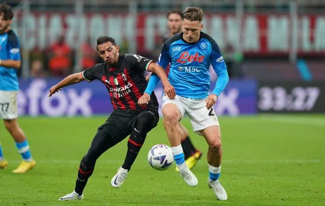 Foto Spada LaPresse 18 settembre 2022 - Milano , Italia - calcio - Ac Milan vs Napoli - Campionato italiano di calcio Serie A TIM 2022 2023 - Stadio San Siro. Nella foto: Ismael Bennacer (A.c. Milan); Piotr Zielinski (SSC Napoli); September 18 , 2022 Milan , Italy - sport, calcio - Ac Milan vs Napoli Serie A Football Championship 2022 2023 - San Siro Stadium . In the pic: Ismael Bennacer (A.c. Milan); Piotr Zielinski (SSC Napoli);  Copyright: xSpada LaPressex