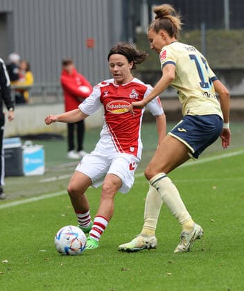 Köln, Deutschland, 19.09.2022, Flyeralarm Frauen Bundesliga, 1. Spieltag, 1. FC Köln - TSG 1899 Hoffenheim, Ally Gudorf (Köln), Franziska Harsch (Hoffenheim)