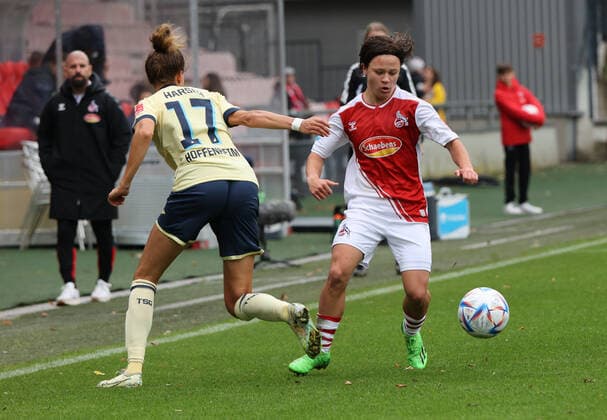 Köln, Deutschland, 19.09.2022, Flyeralarm Frauen Bundesliga, 1. Spieltag, 1. FC Köln - TSG 1899 Hoffenheim, Franziska Harsch (Hoffenheim), Ally Gudorf (Köln)