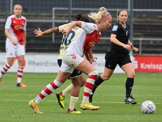 Köln, Deutschland, 19.09.2022, Flyeralarm Frauen Bundesliga, 1. Spieltag, 1. FC Köln - TSG 1899 Hoffenheim, Gia Corley (Hoffenheim), Sharon Beck (Köln), Schiedsrichterin Melissa Joos