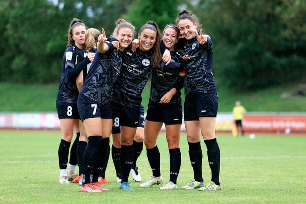 Sport Themen der Woche KW37 Sport Bilder des Tages 2. Frauen-Bundesliga 2022-2023, FC Bayern München II - SG 99 Andernach Torjubel nach dem 4:1 mit Carolin Schraa (SG99, 7), Besarta Hisenaj (SG99, 4), Lisa Umbach (SG99, 6), Kathrin Schermuly (SG99, 5) Aschheim Sportpark, Rasen Bayern Deutschland *** 2 Womens Bundesliga 2022 2023, FC Bayern Munich II SG 99 Andernach goal celebration after the 4 1 with Carolin Schraa SG99, 7 , Besarta Hisenaj SG99, 4 , Lisa Umbach SG99, 6 , Kathrin Schermuly SG99, 5 Aschheim Sportpark, lawn Bayern Germany