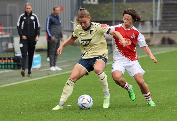 Köln, Deutschland, 19.09.2022, Flyeralarm Frauen Bundesliga, 1. Spieltag, 1. FC Köln - TSG 1899 Hoffenheim, Sarai Linder (Hoffenheim), Ally Gudorf (Köln)