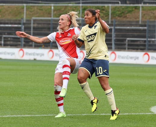Köln, Deutschland, 19.09.2022, Flyeralarm Frauen Bundesliga, 1. Spieltag, 1. FC Köln - TSG 1899 Hoffenheim, Mandy Islacker (Köln), Gia Corley (Hoffenheim)