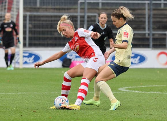 Köln, Deutschland, 19.09.2022, Flyeralarm Frauen Bundesliga, 1. Spieltag, 1. FC Köln - TSG 1899 Hoffenheim, Sharon Beck (Köln), Luana Bühler (Hoffenheim)