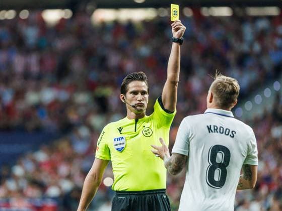 Bilder des Jahres 2022, Sport 09 September Sport Themen der Woche KW37 Sport Bilder des Tages September 18, 2022, Madrid, Spain: Munuera Montoro shows yellow card to Toni Kroos of Real Madrid during the La Liga match between Atletico de Madrid and Real Madrid at Wanda Metropolitano Stadium in Madrid, Spain. Madrid Spain - ZUMAd159 20220918_zia_d159_034 Copyright: xPabloxGarciax