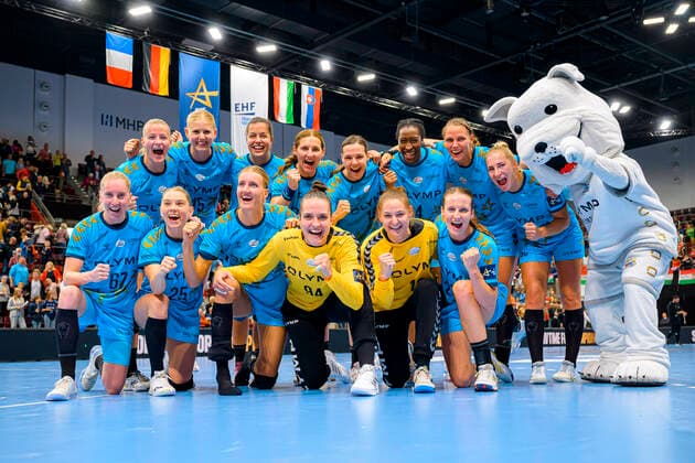 Bilder des Jahres 2022, Sport 09 September Sport Themen der Woche KW37 Sport Bilder des Tages Ludwigsburg, Deutschland 18. September 2022: Handball EHF CL - 22 23 - SG BBM Bietigheim vs. FTC-Rail Cargo Hungaria die Mannschaft von Bietigheim, Gruppenfoto, Teamfoto, Schlussjubel Schlußjubel Emotion Freude Ludwigsburg MHP Arena Baden-Württemberg Deutschland *** Ludwigsburg, Germany 18 September 2022 Handball EHF CL 22 23 SG BBM Bietigheim vs FTC Rail Cargo Hungaria the team of Bietigheim, group photo, team photo, final cheer final cheer emotion joy Ludwigsburg MHP Arena Baden Württemberg Germany