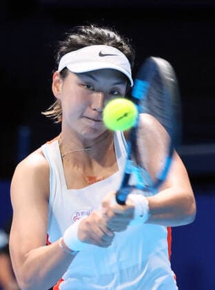 September 19, 2022, Tokyo, Japan - Wang Xinyu of the China returns the ball against Australia s Ellen Perez at the singles first round match at the Toray Pan Pacific Open tennis tournament at the Ariake Coliseum in Tokyo on Monday, September 19, 2022. Wang defeated Perez 7-5, 1-6 6-4. Noxthirdxpartyxsales  (0169659736st)