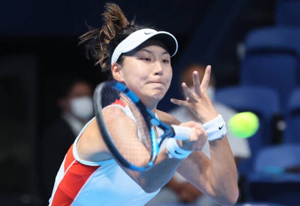September 19, 2022, Tokyo, Japan - Wang Xinyu of the China returns the ball against Australia s Ellen Perez at the singles first round match at the Toray Pan Pacific Open tennis tournament at the Ariake Coliseum in Tokyo on Monday, September 19, 2022. Wang defeated Perez 7-5, 1-6 6-4. Noxthirdxpartyxsales  (0169659738st)