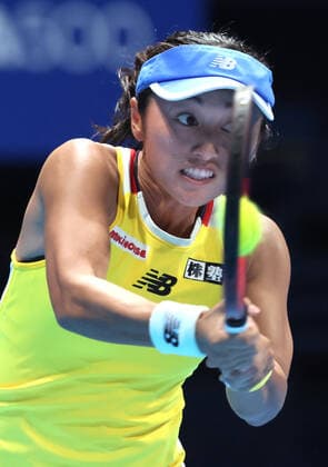 September 19, 2022, Tokyo, Japan - Misaki Doi of Japan returns the ball against China s Zheng Qinwen at the singles first round match at the Toray Pan Pacific Open tennis tournament at the Ariake Coliseum in Tokyo on Monday, September 19, 2022. Zheng defeated Doi 6-2, 6-4. Noxthirdxpartyxsales  (0169659759st)