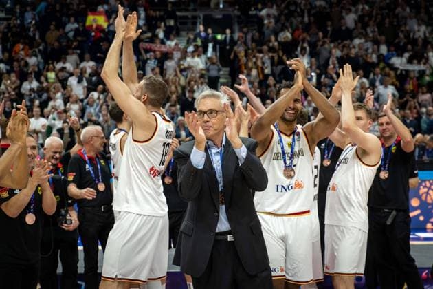 Basketball Berlin 18.09.2022 Eurobasket 2022 Spiel um Platz 3 Bronzemedaillenspiel Deutschland (GER) - Polen (POL) Deutschland gewinnt und wird 3. Bronzemedaille Siegerehrung Gordon Herbert (Deutschland, Bundestrainer) Jubel Mannschaftsfoto Teamfoto