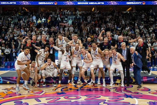 Basketball Berlin 18.09.2022 Eurobasket 2022 Spiel um Platz 3 Bronzemedaillenspiel Deutschland (GER) - Polen (POL) Deutschland gewinnt und wird 3. Bronzemedaille Siegerehrung Maodo Lo (Deutschland, No.04) Nils Giffey (Deutschland, No.05) Dennis Schröder Schroeder (Deutschland, No.17) Schröder Schroder Nick Weiler-Babb (Deutschland, No.06) Weiler Babb Johannes Voigtmann (Deutschland, No.07) Daniel Theis (Deutschland, No.10) Franz Wagner (Deutschland, No.09) Jonas Wohlfarth-Bottermann (Deutschland, No.18) Justus Hollatz (Deutschland, No.21) Johannes Thiemann (Deutschland, No.32) Christian Sengfelder (Deutschland, No.43) Andreas Obst (Deutschland, No.42) Gordon Herbert (Deutschland, Bundestrainer) und andere Jubel Mannschaftsfoto Teamfoto *** Basketball Berlin 18 09 2022 Eurobasket 2022 Match for 3rd place bronze medal match Germany GER Poland POL Germany wins and becomes 3 bronze medal award ceremony Maodo Lo Germany, No 04 Nils Giffey Germany, No 05 Dennis Schröder Schroeder Germany, No 17 Schröder Schroder Nick Weiler Babb Germany, No 06 Weiler Babb Johannes Voigtmann Germany, No 07 Daniel Theis Germany, No 10 Franz Wagner Germany, No 09 Jonas Wohlfarth Bottermann Germany, No 18 Justus Hollatz Germany, No 21 Johannes Thiemann Germany, No 32 Christian Sengfelder Germany, No 43 Andreas Obst Germany, No 42 Gordon Herbert Germany, national coach and others cheering team photo team photo