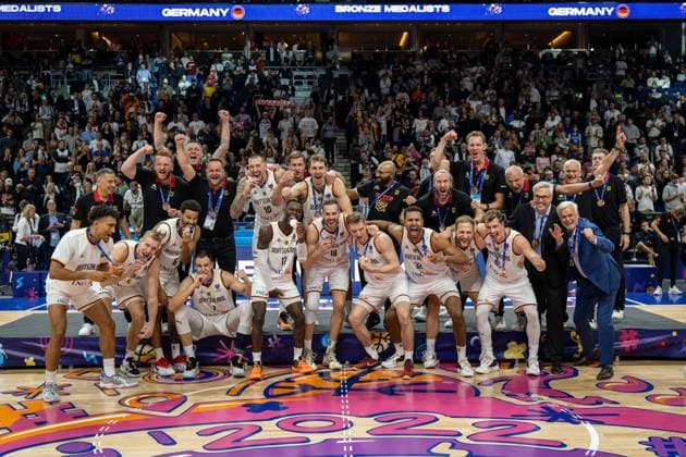Basketball Berlin 18.09.2022 Eurobasket 2022 Spiel um Platz 3 Bronzemedaillenspiel Deutschland (GER) - Polen (POL) Deutschland gewinnt und wird 3. Bronzemedaille Siegerehrung Maodo Lo (Deutschland, No.04) Nils Giffey (Deutschland, No.05) Dennis Schröder Schroeder (Deutschland, No.17) Schröder Schroder Nick Weiler-Babb (Deutschland, No.06) Weiler Babb Johannes Voigtmann (Deutschland, No.07) Daniel Theis (Deutschland, No.10) Franz Wagner (Deutschland, No.09) Jonas Wohlfarth-Bottermann (Deutschland, No.18) Justus Hollatz (Deutschland, No.21) Johannes Thiemann (Deutschland, No.32) Christian Sengfelder (Deutschland, No.43) Andreas Obst (Deutschland, No.42) Gordon Herbert (Deutschland, Bundestrainer) und andere Jubel Mannschaftsfoto Teamfoto